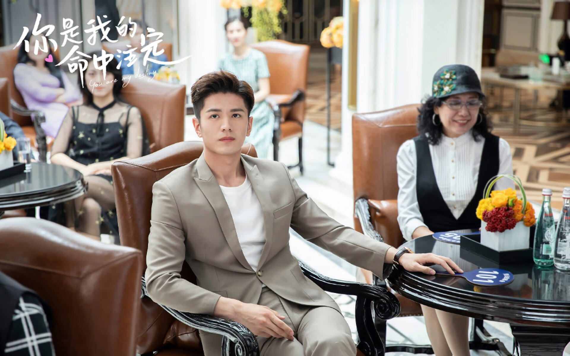 法国队在足球大赛上大放异彩，夺得桂冠，法国队足球冠军