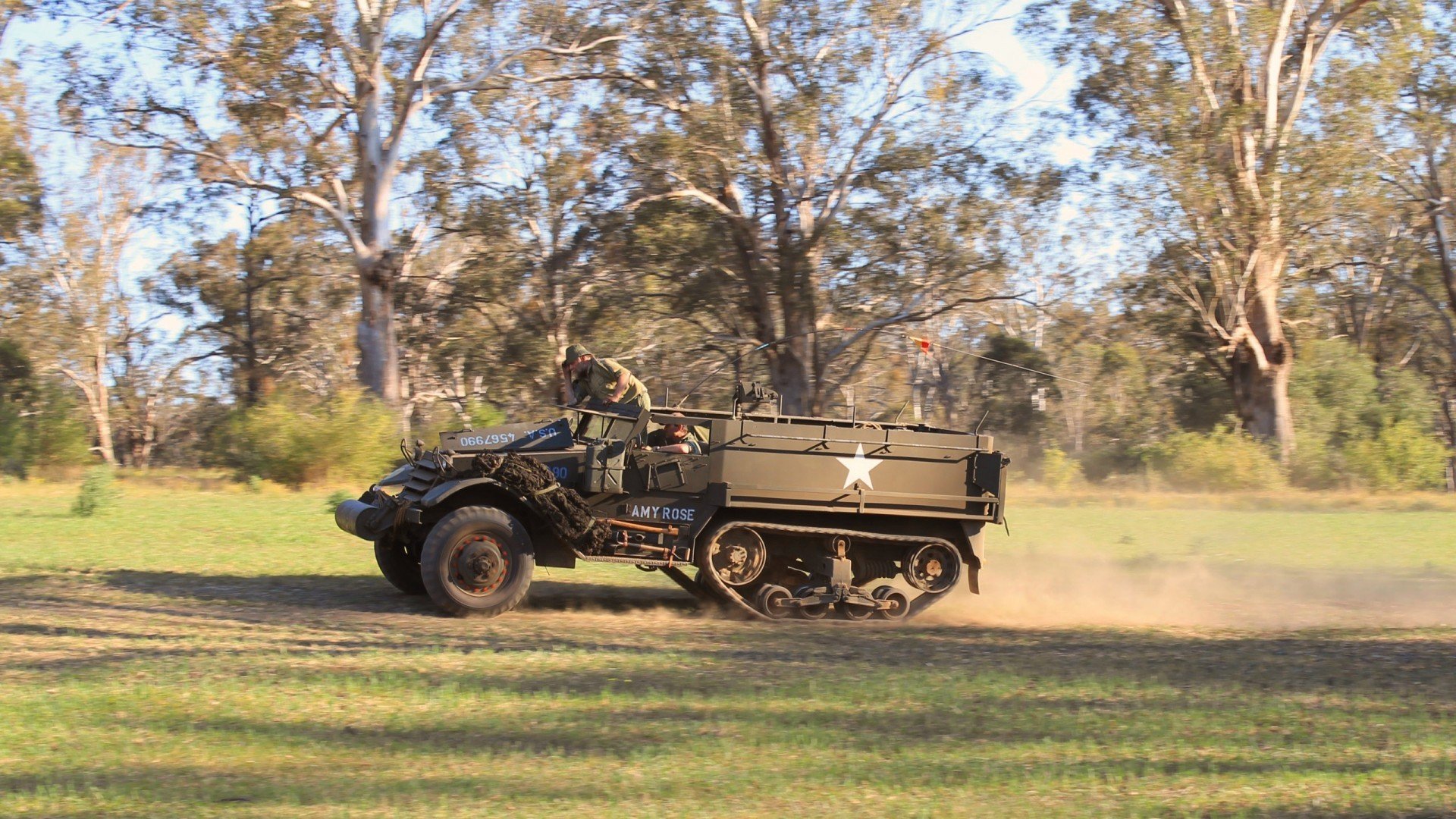 爱游戏娱乐-中超多支球队启用本土年轻中卫防线稳定性提升，中超中卫排名