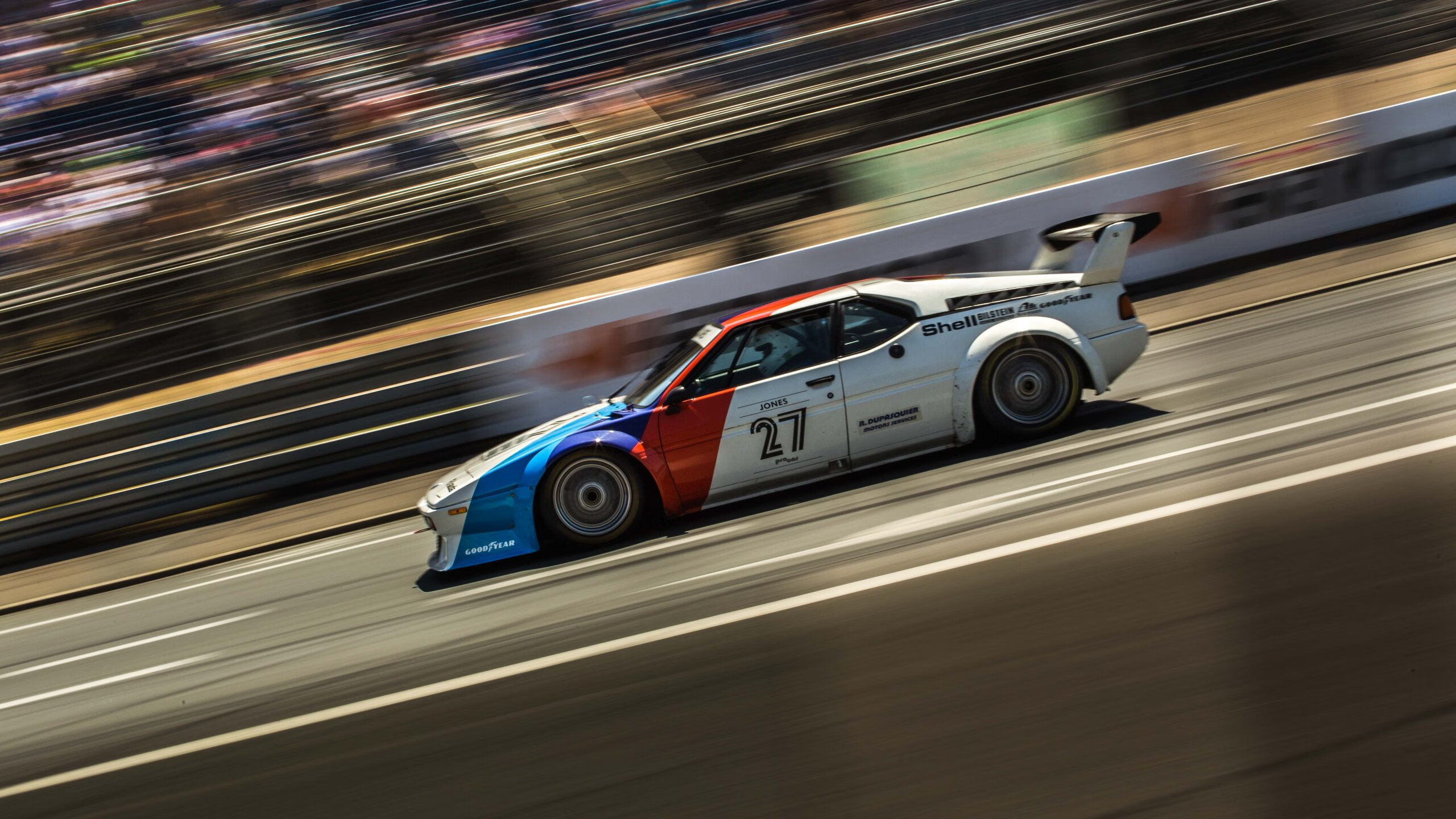 国际足球奖项年度盛典隆重举行，明星球员纷纷获奖表彰，世界足球奖项